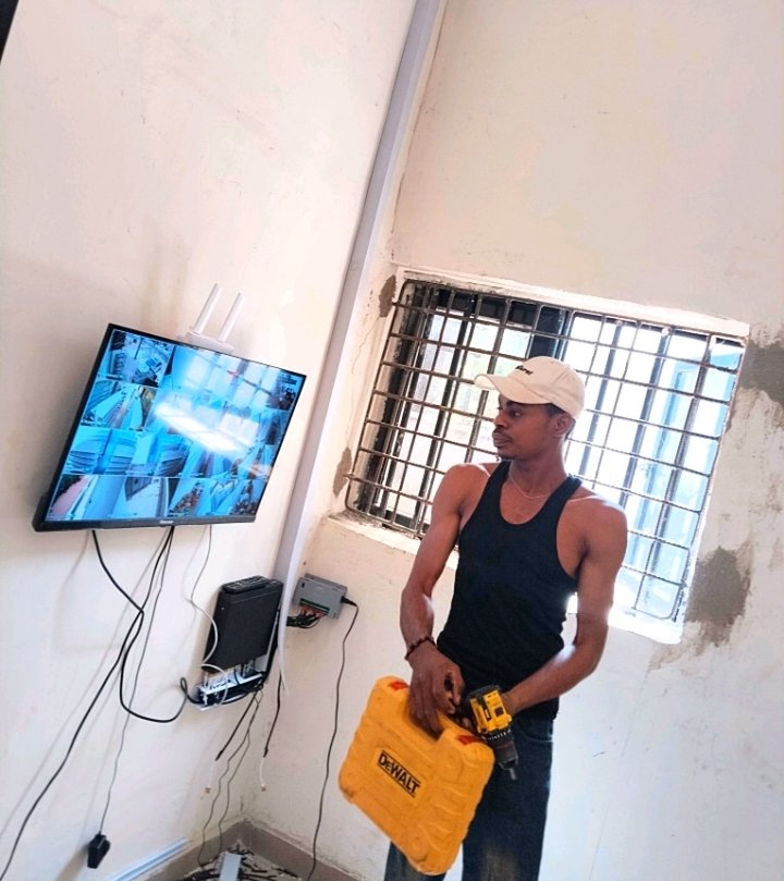 Messiah83293368's tweet photo. PLEASE🙏 Nigerians, I'm a young engineer who finished apprenticeship in Jan. but I'm currently starving and struggling badly in Owerri. I install Solar systems, CCTV and POS software for supmarkts &amp; pharmacies. Any job, recommendation, or money will save my life right now please https://t.co/W6GLfODatK