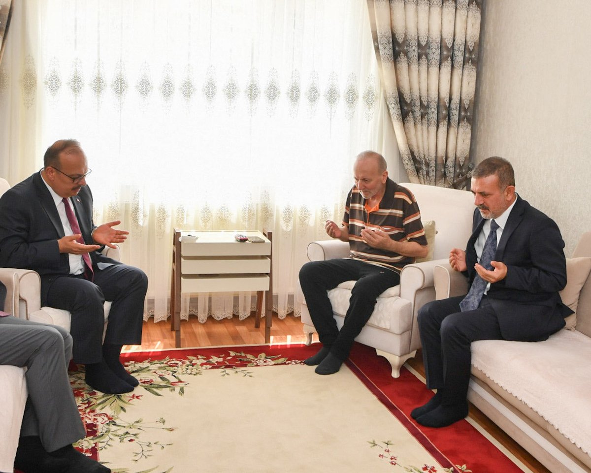 MuratErcan0606's tweet photo. Ankara Valimiz Sn. @YakupCanbolat ve Sincan Kaymakamımız Sn. @lvntkilic ile şehidimiz Haydar Çetin’in ailesine ziyarette bulunduk.

Aziz şehidimizi rahmet ve minnetle anıyor, kıymetli ailesine sağlık ve huzur diliyorum. https://t.co/pPWmwQIms5