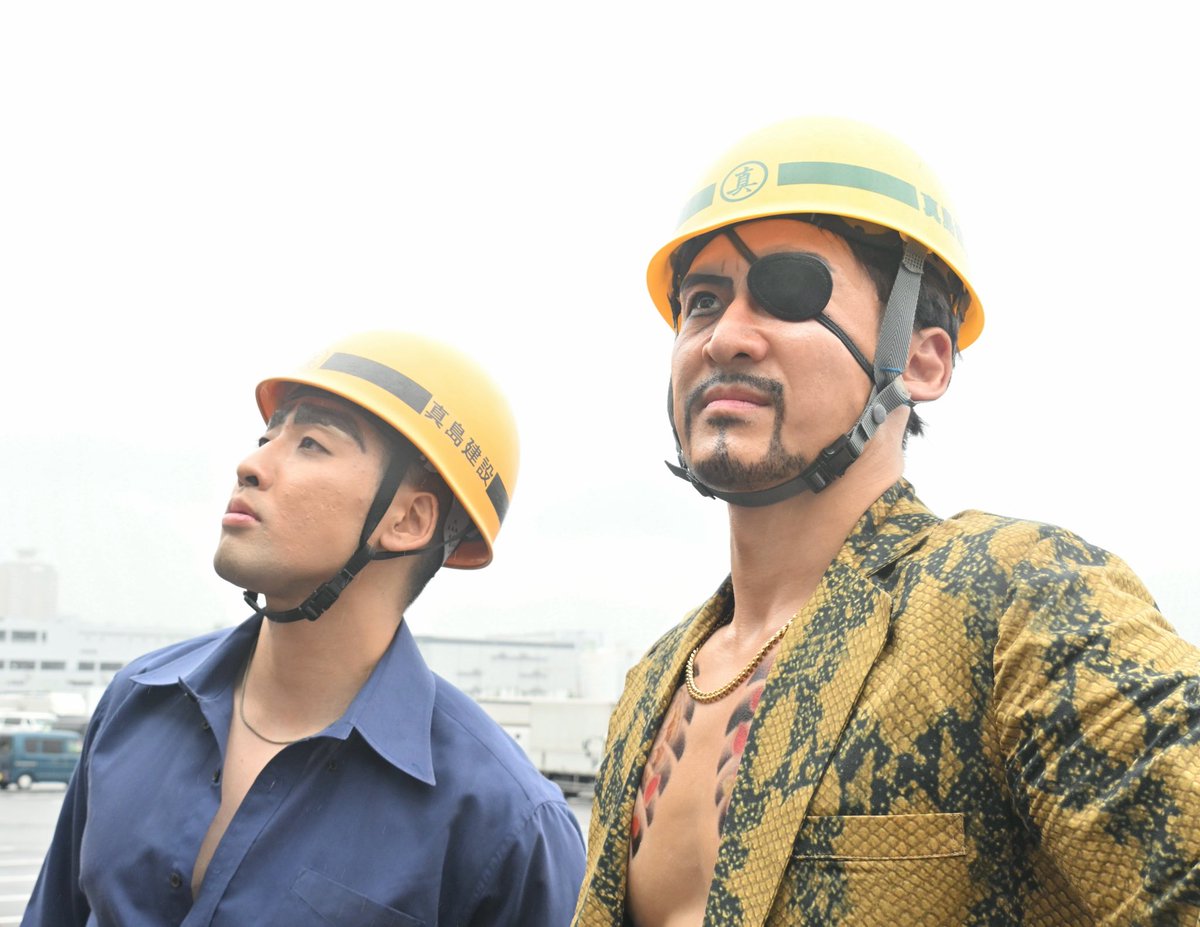 Ultra_Fujitani's tweet photo. 【コスプレ〜祭りの後〜】

🐍「夏コミも無事終わったのう、西田」
⛑️「次もまたやりましょう！親父！」

龍が如く/真島吾朗(真島建設)：自分
西田：ノスクン@vz61sco3aibo552 
📸舞剛さん@MAIGOOZeon 
#C108 #c108_cos #コミケ https://t.co/lgnw6koIhV
