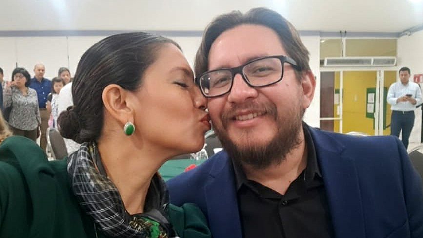 CroniGuanacas's tweet photo. Si el bukelismo y su Ministerio de Propaganda ya estaban frotándose las manos con que la oposición político-partidaria presentara candidatos presidenciales para legitimar a Bukele, imaginen con este bochornoso espectáculo que está protagonizando el FMLN. https://t.co/JvtWCxq5Do
