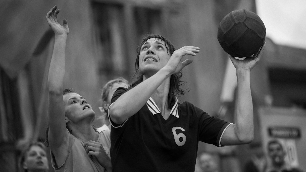 cinemaetudoisso's tweet photo. Letônia escolhe "Ulya", a biografia da jogadora de basquete Uljana Semjonova, como o seu representante ao Oscar 2027 de Melhor Filme Internacional! https://t.co/VkixFcRP0P #Ulya #Letonia #Latvia #UljanaSemjonova #Oscars #Basket https://t.co/htHSjS5Dlp