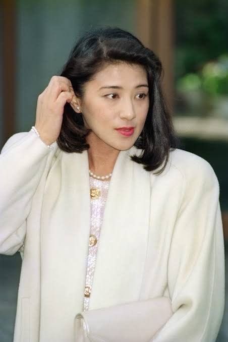 ee_hx12's tweet photo. 赤根智子さんのように国際社会で活躍する女性を見ると『小和田雅子さん』にはどんな将来があったのだろうかと、ふと思う https://t.co/hrJn8xsDdQ