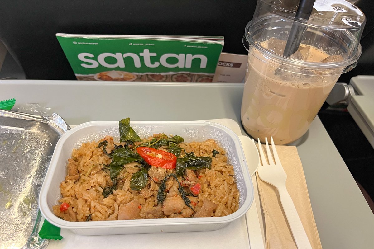 littlechikaloha's tweet photo. 事前にアプリから機内食購入しようとして��レカで払おうとしたら、2195円+支払い手数料2520円と出てきて😦手数料の方が高い💦

結局機内で直接注文して、2800円でした。
バジルチキンライスとボバミルクティーは美味しかった🧋 https://t.co/JRmC1Tjn5d