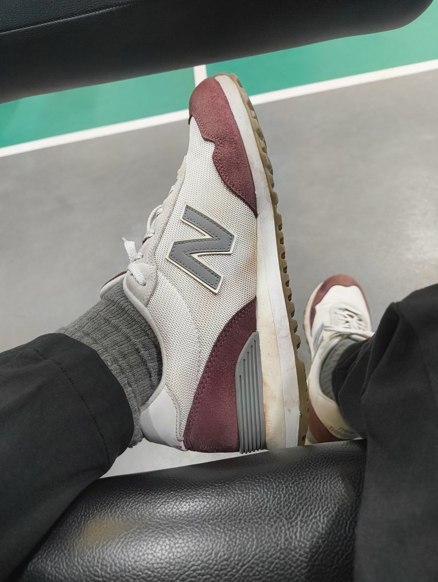 hindi11997's tweet photo. @AJIOLife @AjioCares  wearing for 1 weak it's losing colour spread on shoes other parts I think ajio selling fake new balance shoes https://t.co/KSPDWNcdtj