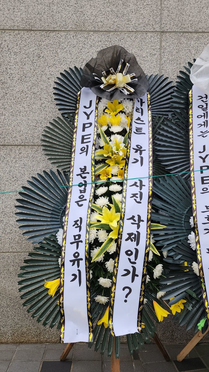 PORTALXHBRASIL's tweet photo. 🚨 VILLAINS, HOJE É O DIA!!!

Hoje, tudo vem em SEIS: 6 caminhões, coroas de flores em múltiplos de 6, pelos nossos 6 membros. 💙

Precisamos de TODOS vocês para fazer essa ação chegar ainda mais longes.

Postem bastantes vídeos, fotos ou qualquer conteúdo relacionado ao Xdinary Heroe com as # 

#XDINARYHEROESIS6 #JusticeForGunil #BRINGGUNILBACK #LETGUNILSTAY #GUNILSTAYS #OT6FOREVER