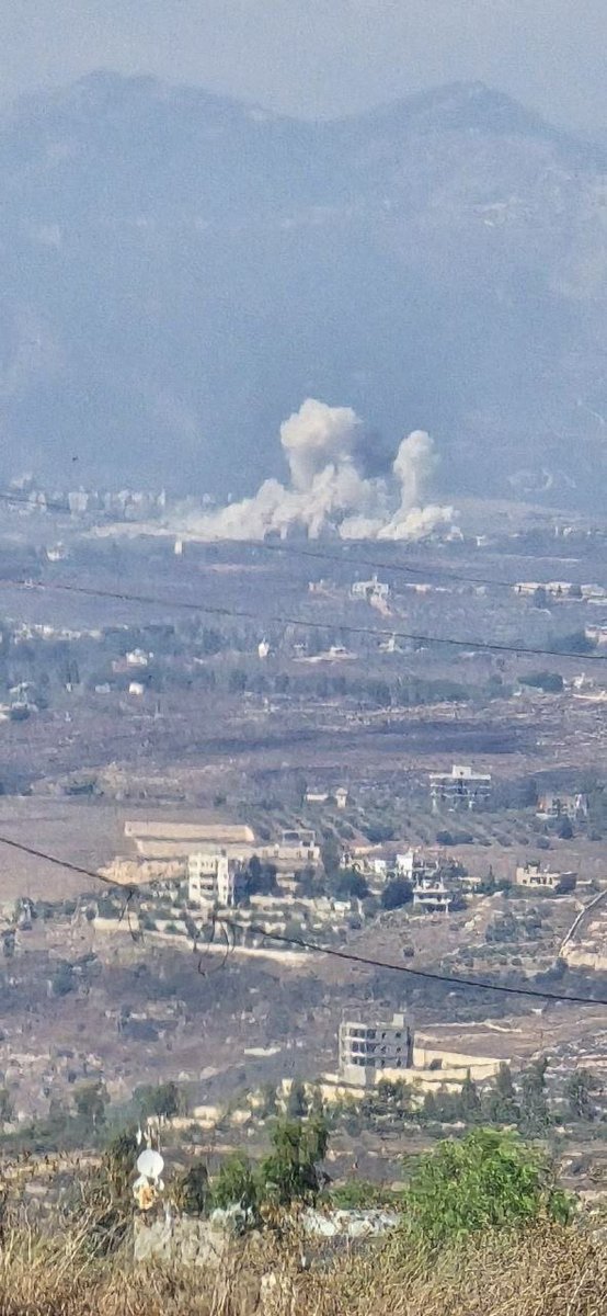 QudsNen's tweet photo. Israeli occupation forces carry out detonations in the town of Kafr Tabnite, southern Lebanon. https://t.co/zMLUUthmlA
