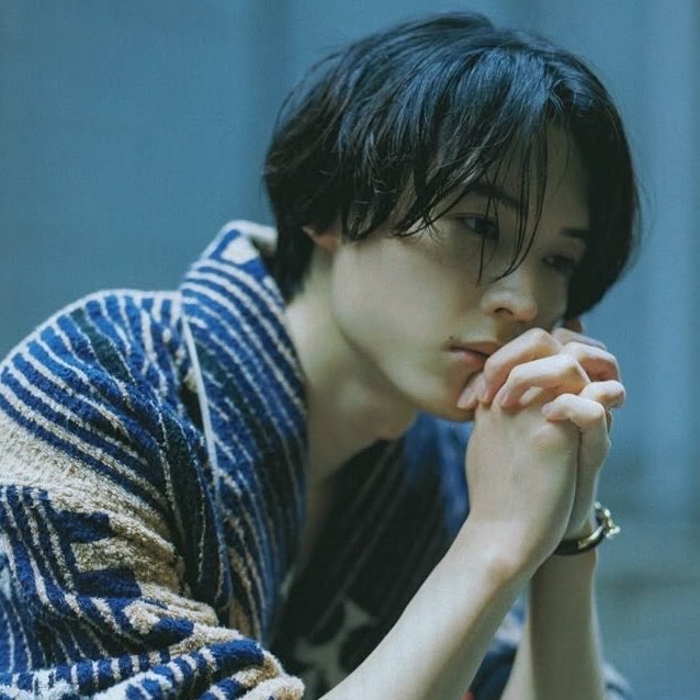 __lOv_h99's tweet photo. 待ち合わせ場所に着くと「やっぱりかわいい、浴衣姿。」って言ってくれて、綿菓子分けっこしながら花火みて横顔に見惚れたあの夏の思い出を蘇みがえらせる松村北斗って罪すぎる…… https://t.co/VaikHRkzJU