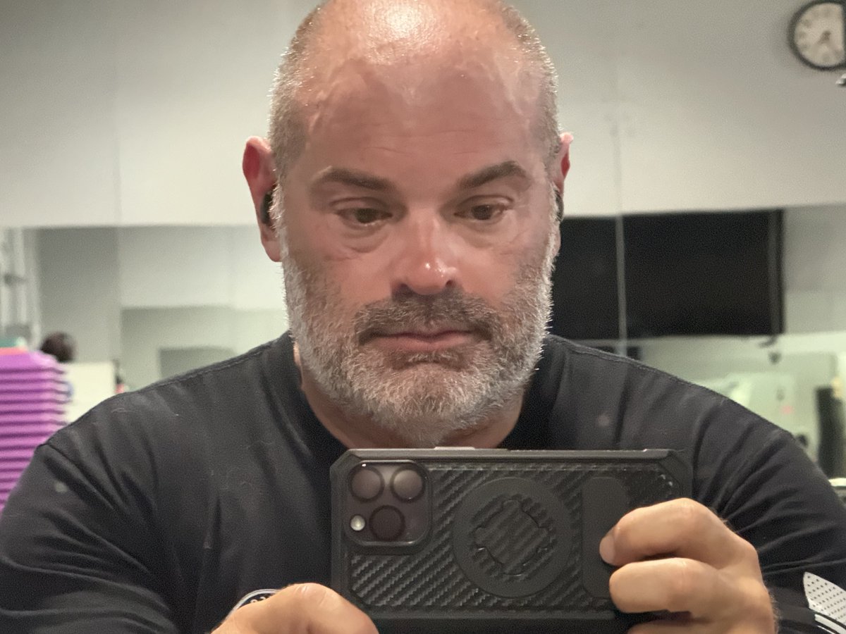 ManOvGains's tweet photo. Bis and tris and cardio! Sauna and massage bed as well. Vacation is boring! #doworkson # doselfcareson https://t.co/5wVJoXPmXu