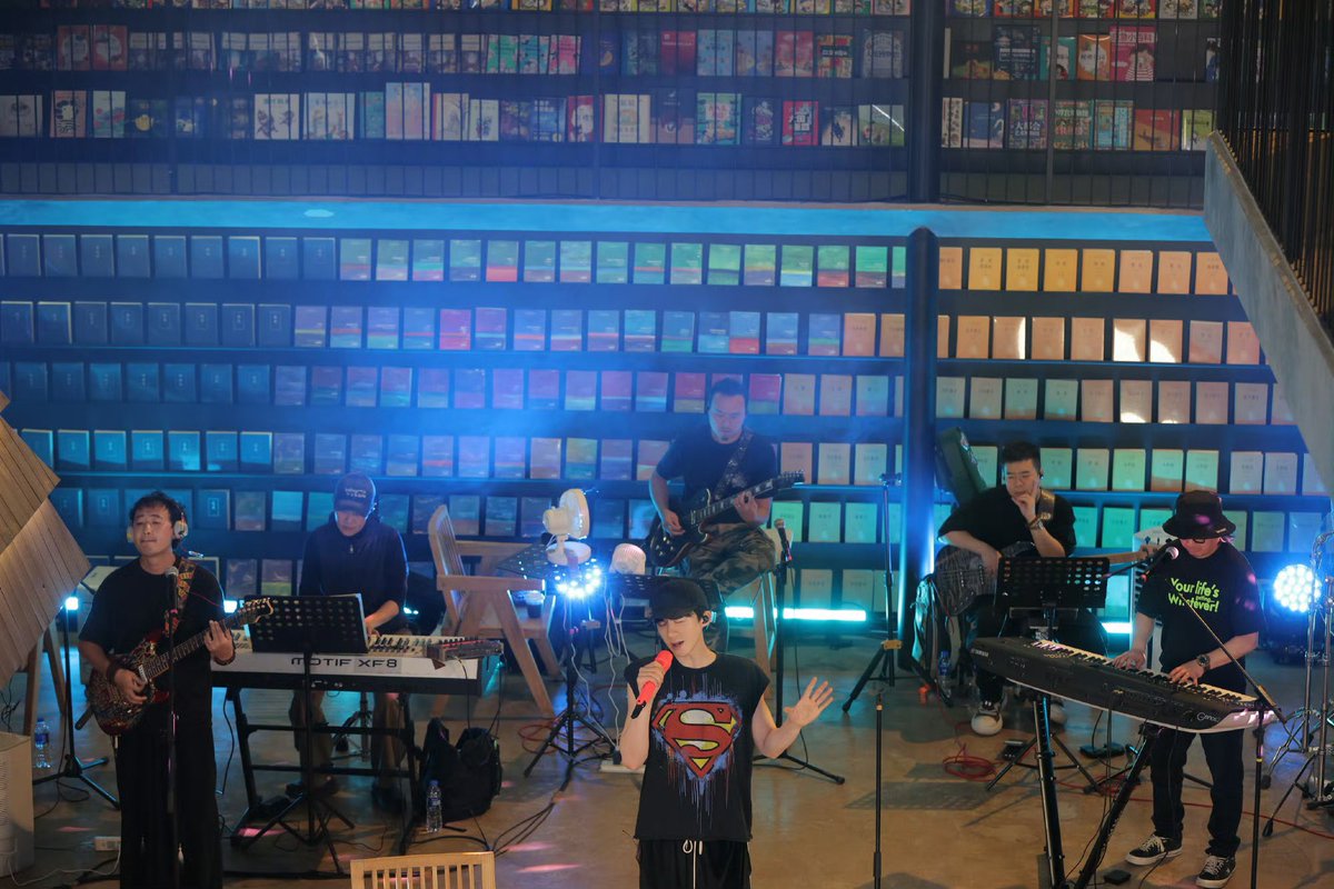 Joynoi9's tweet photo. 19.08.2026 งื้อ🤩เกอทุ่มเทสุดๆ มินิคอนเสิร์ตอลังการมาก ชอบที่สุดดด เทศกาลดนตรีคาร์เนชั่น 7.0 🌸🎸❤️ขอบคุณรูปจากสตู ©️®️刘宇宁LYN工作室 #หลิวอวี่หนิง #Liuyuning https://t.co/tYkvYizTZM