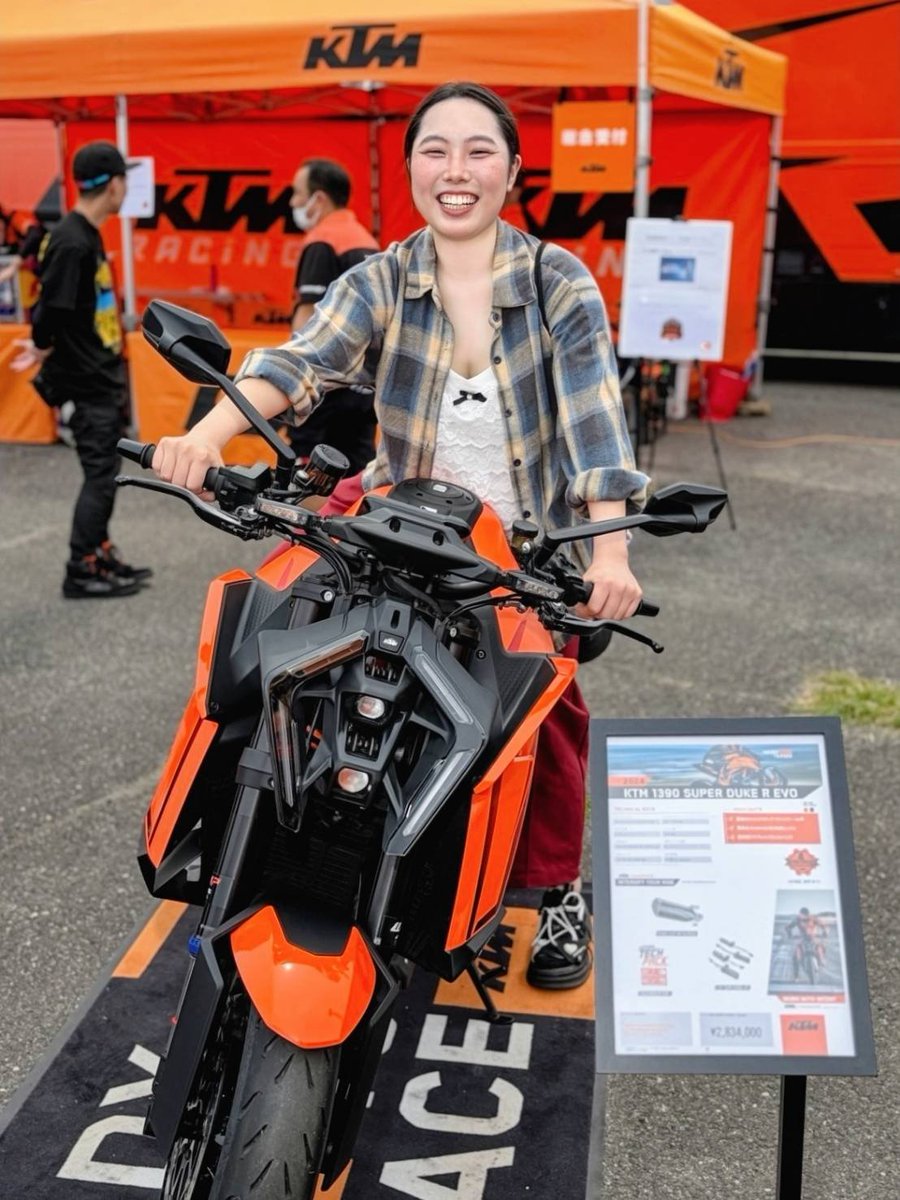 vishnu_stringer's tweet photo. 今日バイクの日らしい！！
バイク乗りたかったけど乗れなかった🥺

ほんとはこれが乗りたいんだよね👀
 KTM 1390 SUPER DUKE 
もっと上手にならなきゃな🐢

#KTM #KTMjapan #バイクの日 #バイク女子 #にこにこ https://t.co/1gQcP3B3K1