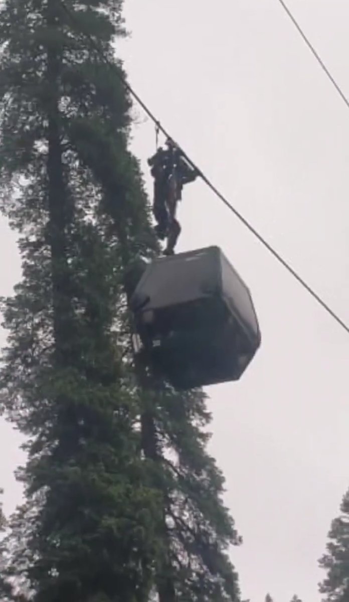FatimaDar_jk's tweet photo. Pick 1: A “Gen Z” tourist shouting at the Indian Army for following security protocol.

Pick 2: Gulmarg Gandola— 300 tourists stranded mid-air in multiple cable car cabins were rescued and brought back to safety by the same Indian Army. https://t.co/Wqfjy5rBpW