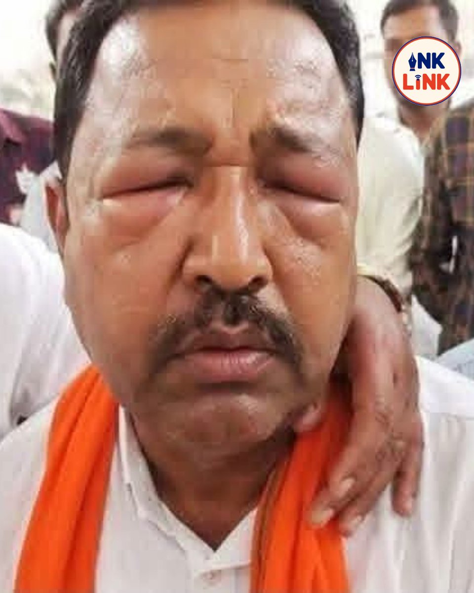 inklinkonline's tweet photo. भाजपा के नेताओं को दौड़ा-दौड़ा कर देवास में तिरंगा रैली यात्रा के दौरान DJ वाहन के पेड़ से टकराने पर मधुमक्खियों ने हमला कर दिया भाजपा के नेताओं को दौड़ा-दौड़ा कर डंक मारे..
#Dewas #MadhyaPradesh #TirangaRally #BeeAttack #BJP | ViralVideo | DewasNews | MPNews https://t.co/U6OJcTYEJN