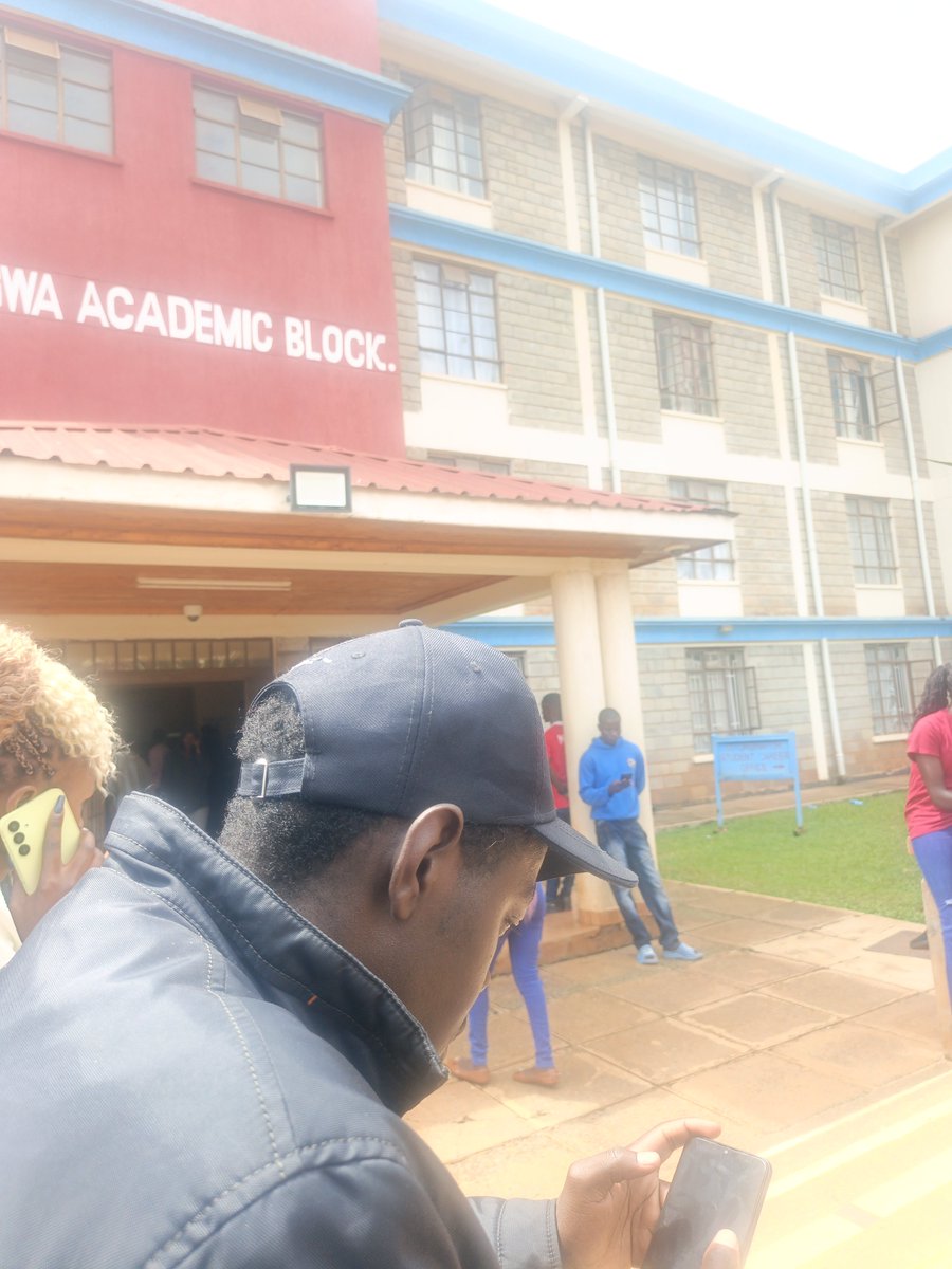 KhalifClin's tweet photo. Days of suffering and suffocation in 3D around the campus 😫😫
Unatafuta  lec kushinda marks 😫
#nsfwtwtًً #kisii #kisiiunivers https://t.co/8roBjuU7Ea