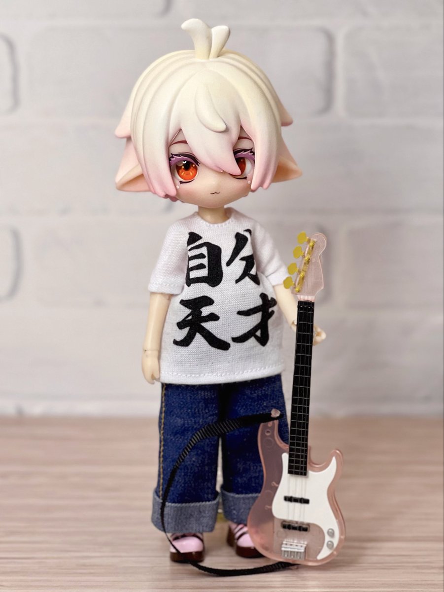 uekarayomu's tweet photo. セリアの文字Tシャツの丈詰め＆後ろ開きにした
売れないバンド感あっていいぞ（？） https://t.co/00ppkqxUWq