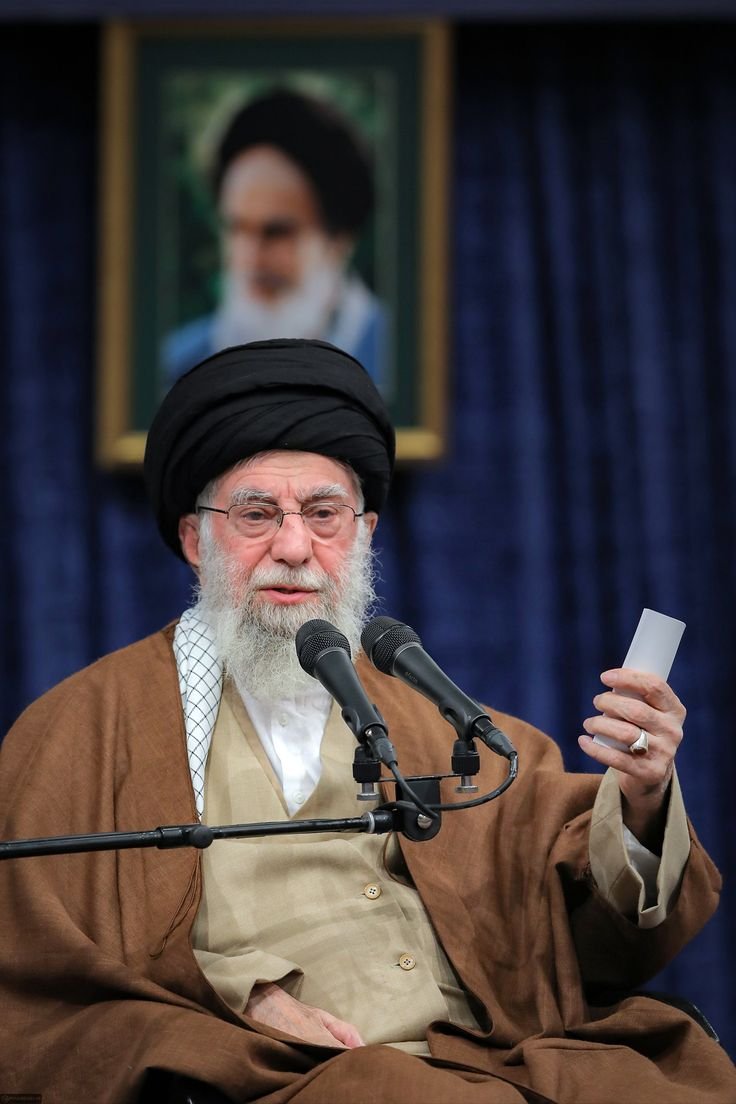 Qaed_ed's tweet photo. امام شهید:
دکتر مصدق برای اینکه بتواند با انگلیسی‌ها مبارزه کند به سراغ آمریکایی‌ها رفت، کودتای ۲۸ مرداد توسط آمریکایی‌ها علیه دولت انجام شد؛ این‌ها به امثال مصدق هم راضی نیستند، زیرا توسری خور می‌خواهند. https://t.co/P4XPEY4mbM