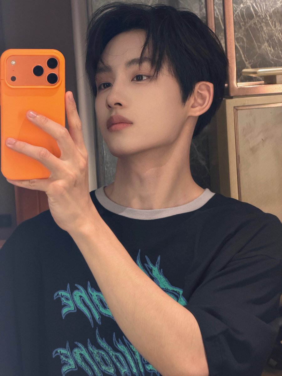 sichengupdate's tweet photo. 260819 🫧

I’m off to work again
I snuck out during a break while changing my clothes and hair to send you a Qixi blessing hahaha
The weather has been so hot lately, so don’t forget to drink plenty of water~
September is almost here, so hopefully the heat will die down soon, right?