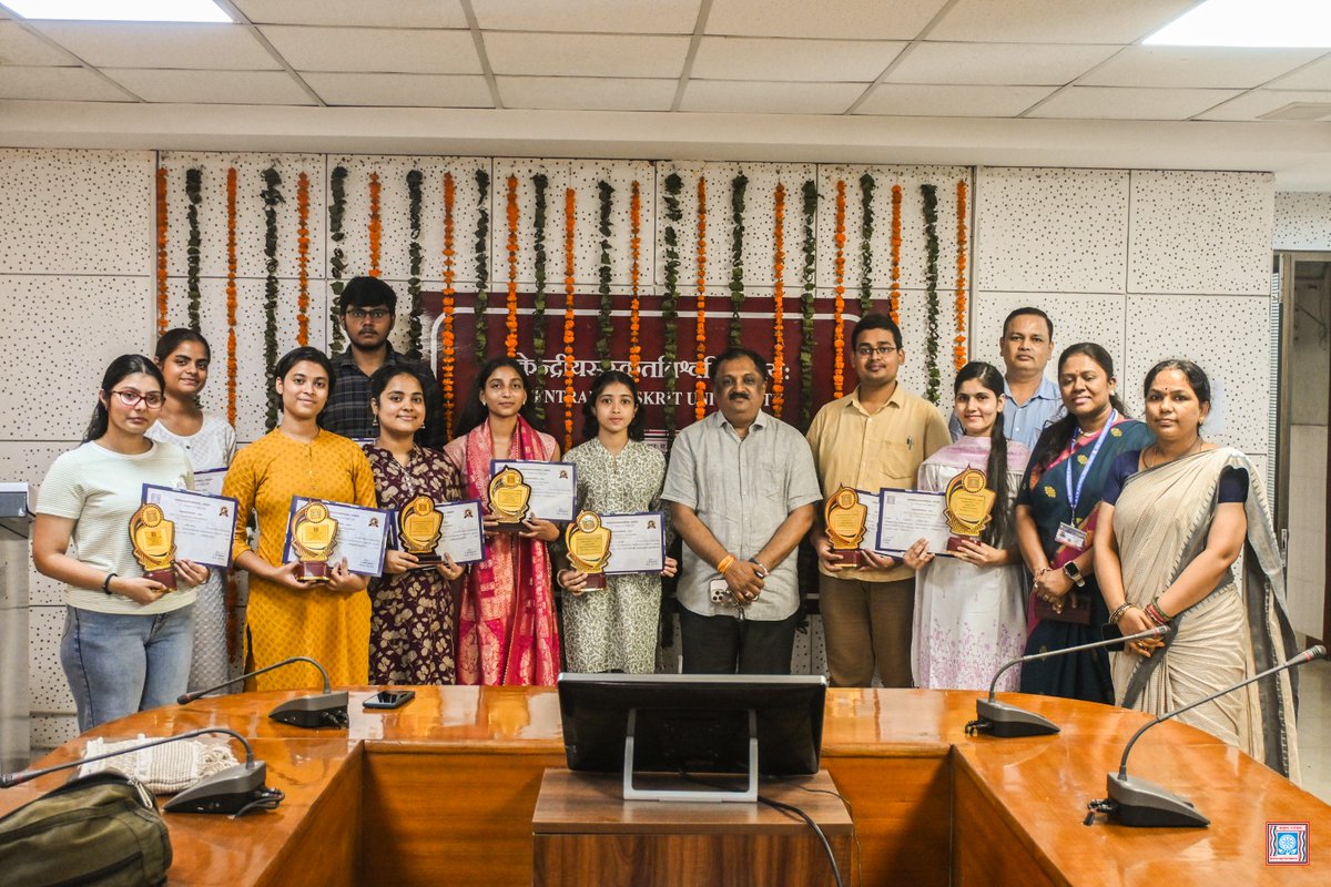 CentralSanskrit's tweet photo. ⚡ युवा ऊर्जा, नई अभिव्यक्ति और संस्कृति! ✨

संस्कृत युवा महोत्सव 2026 का आयोजन उत्साह और ऊर्जा के साथ संपन्न हुआ, जहाँ युवाओं ने वक्तृत्व, संगीत, रचनात्मक एवं मंचीय प्रस्तुतियों के माध्यम से अपनी प्रतिभा और संस्कृत के प्रति अपने जुड़ाव को अभिव्यक्त किया।

युवाओं की सृजनात्मकता और उत्साह ने संस्कृत को नई आवाज़ और नई दिशा दी। 💫

संस्कृत को केवल पढ़ें ही नहीं, बोलें, गाएँ, प्रस्तुत करें और अपनी आवाज़ दें। 🙏

@shrivarakhedi 

#संस्कृतयुवामहोत्सव #संस्कृतसप्ताह2026 #संस्कृतकेलिएयुवा #संस्कृत #केंद्रीयसंस्कृतविश्वविद्यालय