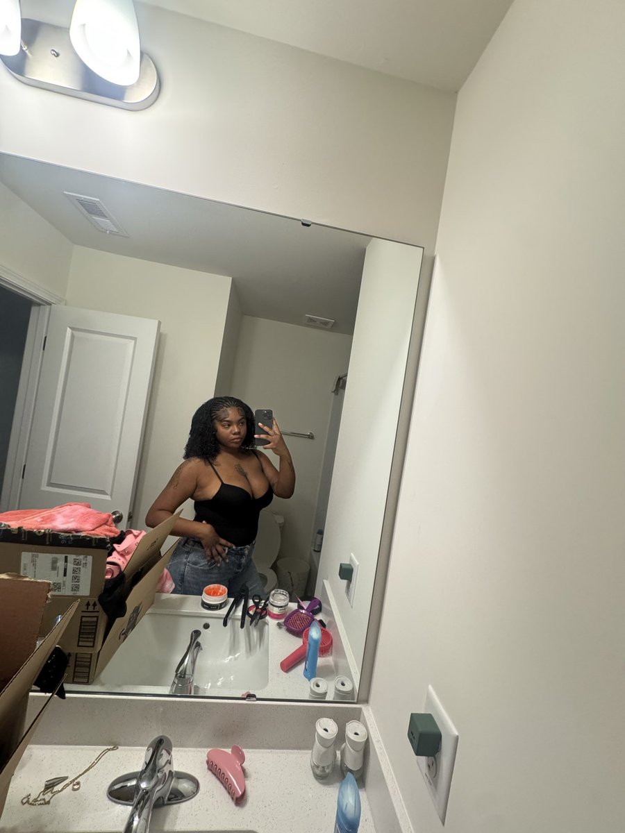 insideblumind's tweet photo. Normalize wearing your REAL hair on vacation… oh wait you can’t😂 https://t.co/9h61VVcmQl
