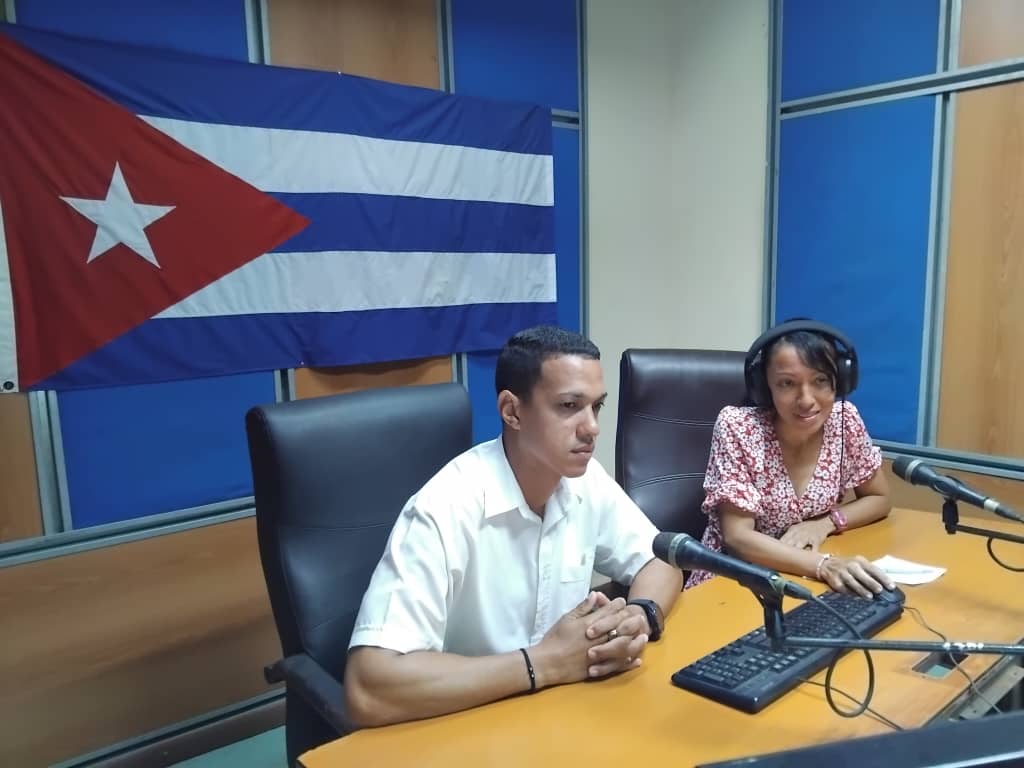 iliana_fp's tweet photo. 📡Comparece Rubén Ramírez Serrano, jefe de Centro de Telecomunicaciones de Moa en el programa Antena Matinal de la emisora La Voz del Nikel, para brindar información de la situación de las telecomunicaciones en este municipio.#EtecsaConCuba. https://t.co/z2kGGtovdS