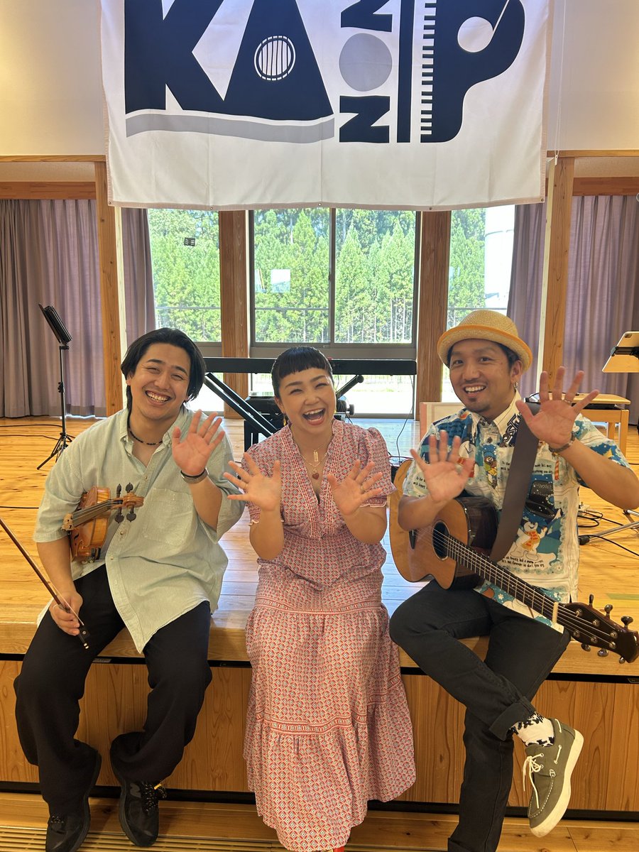 kanonpnow's tweet photo. 福島県は西会津
とにかくこの地域の夏の青と緑のコントラストがキレイで毎年感動しています。
ジブリ音楽を聴きながら現場入り。
今回はヴァイオリンの龍神と！

#かのんぷ♪ #福島県 #西会津 #ヴァイオリン #コンサート https://t.co/kwJzTW6pjv
