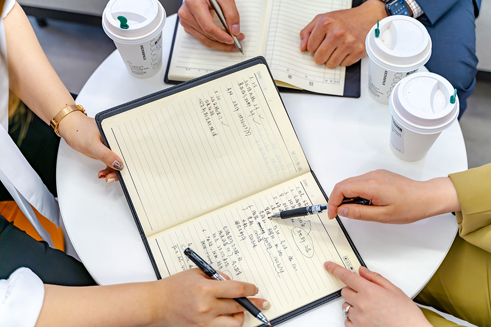 ReilaCa55i5's tweet photo. Working as a team to nail today's project milestone—great vibes even through messy brainstorming! https://t.co/ydm0jUIQjL