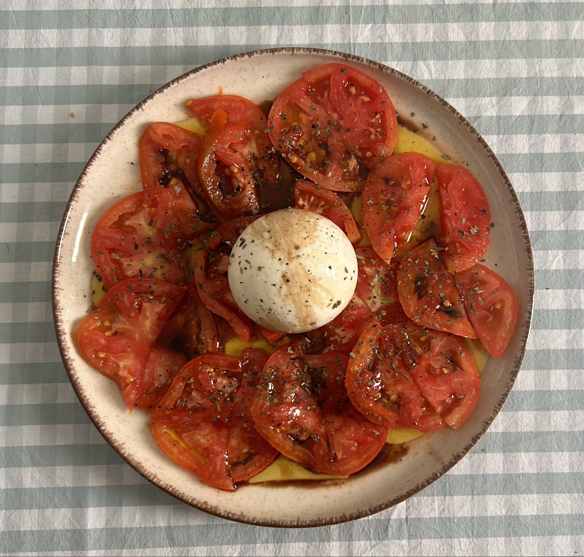 lauryytta's tweet photo. No hay absolutamente nada comparable al sabor de unos buenos tomates caseros de la huerta en verano. Y punto. https://t.co/i63YfSIa7f