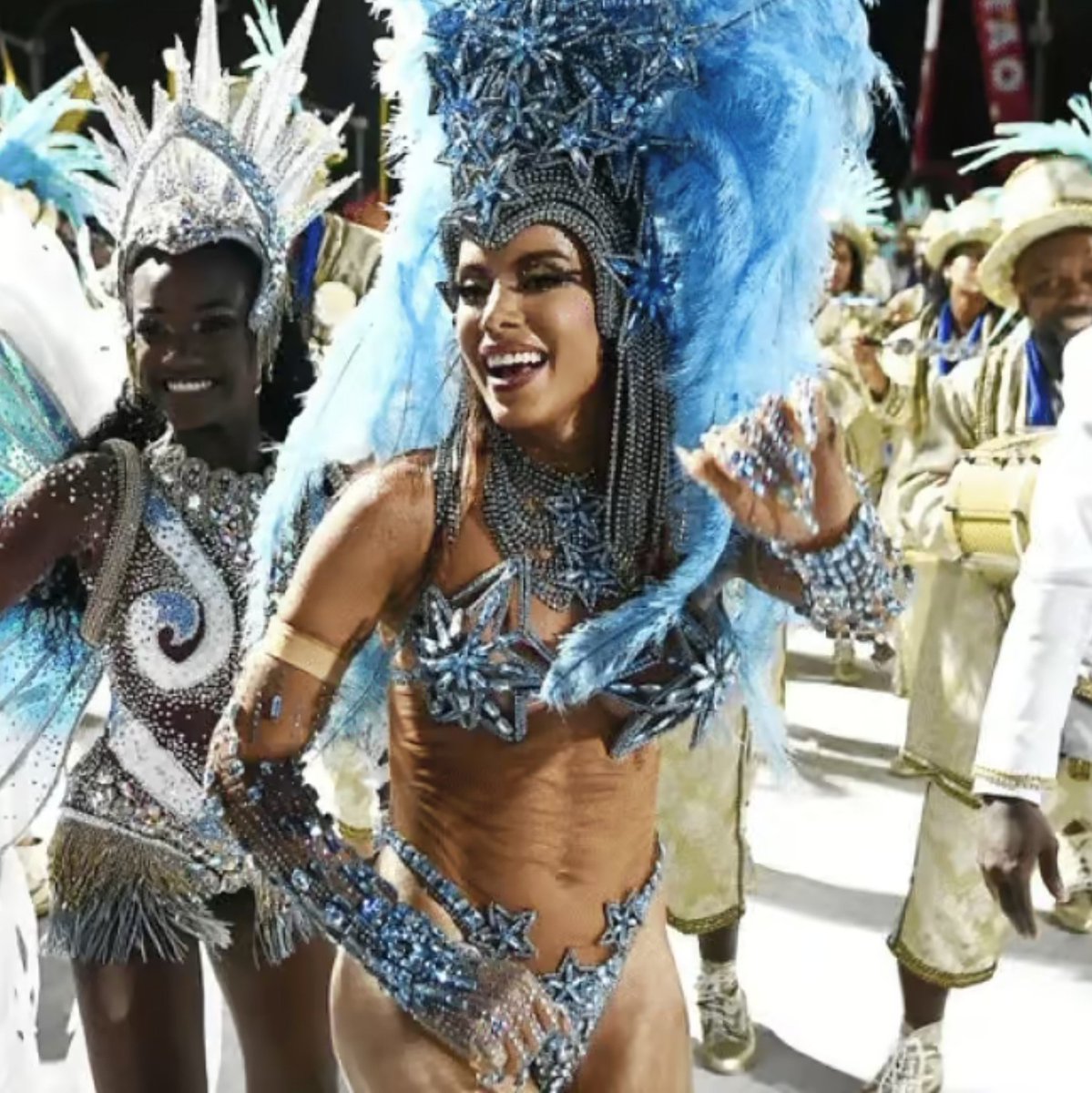 updatecharts's tweet photo. Tema da Grande Rio foi um dos fatores que levaram Anitta a ACEITAR ser a RAINHA DE BATERIA.

Grande Rio apresentará o enredo "Sankofa Tabon – Os Retornados da Costa do Ouro e a Estrela Negra da Liberdade", onde abordará a trajetória da comunidade Tabon, formada em Gana por africanos escravizados que conquistaram a liberdade no Brasil e posteriormente retornaram voluntariamente para a África Ocidental.