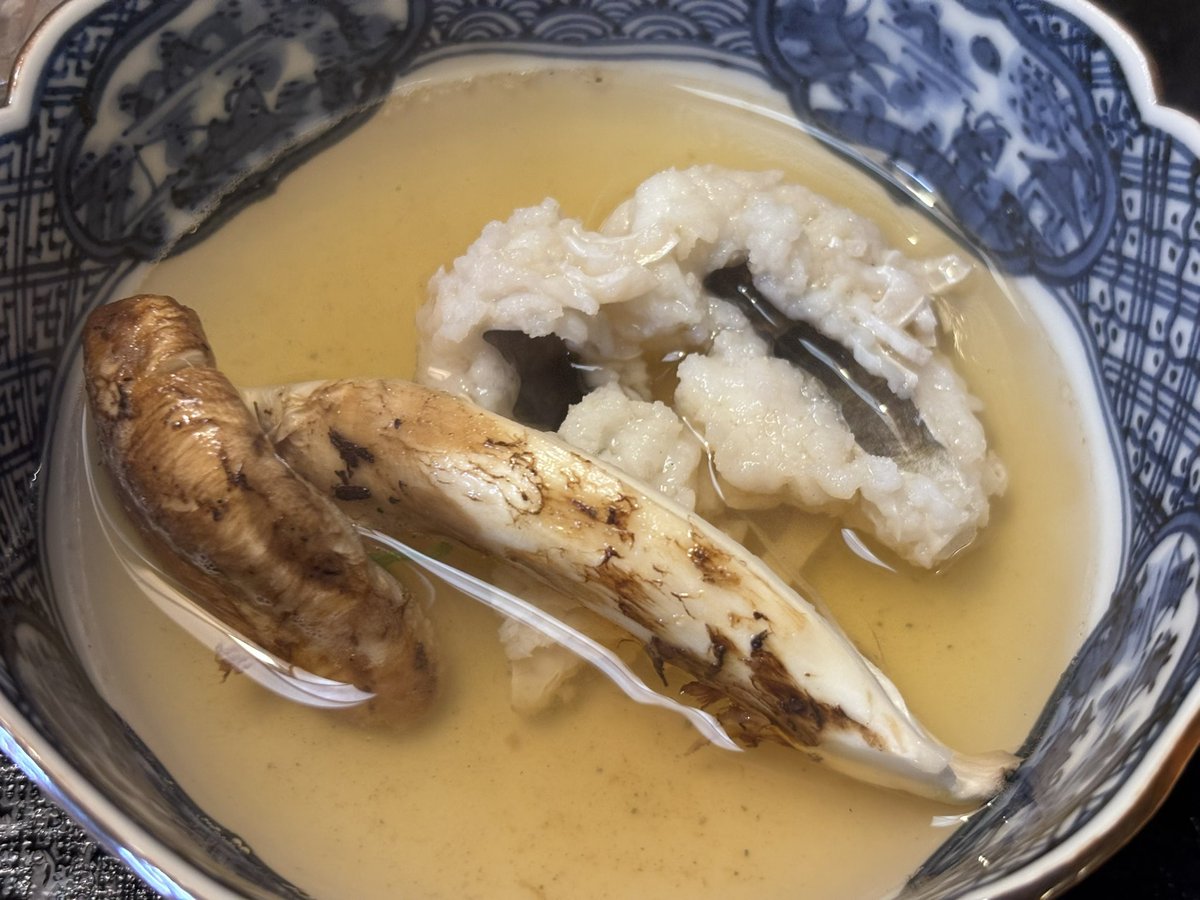 Vegetable_Jr's tweet photo. 鱧しゃぶは、出汁がよく出ていて汁が先ず美味しい。まだ早いから無いかなと思っていたが、松茸も登場。味の鱧と香りの松茸の組み合わせは鉄板。 https://t.co/feQucxilQP