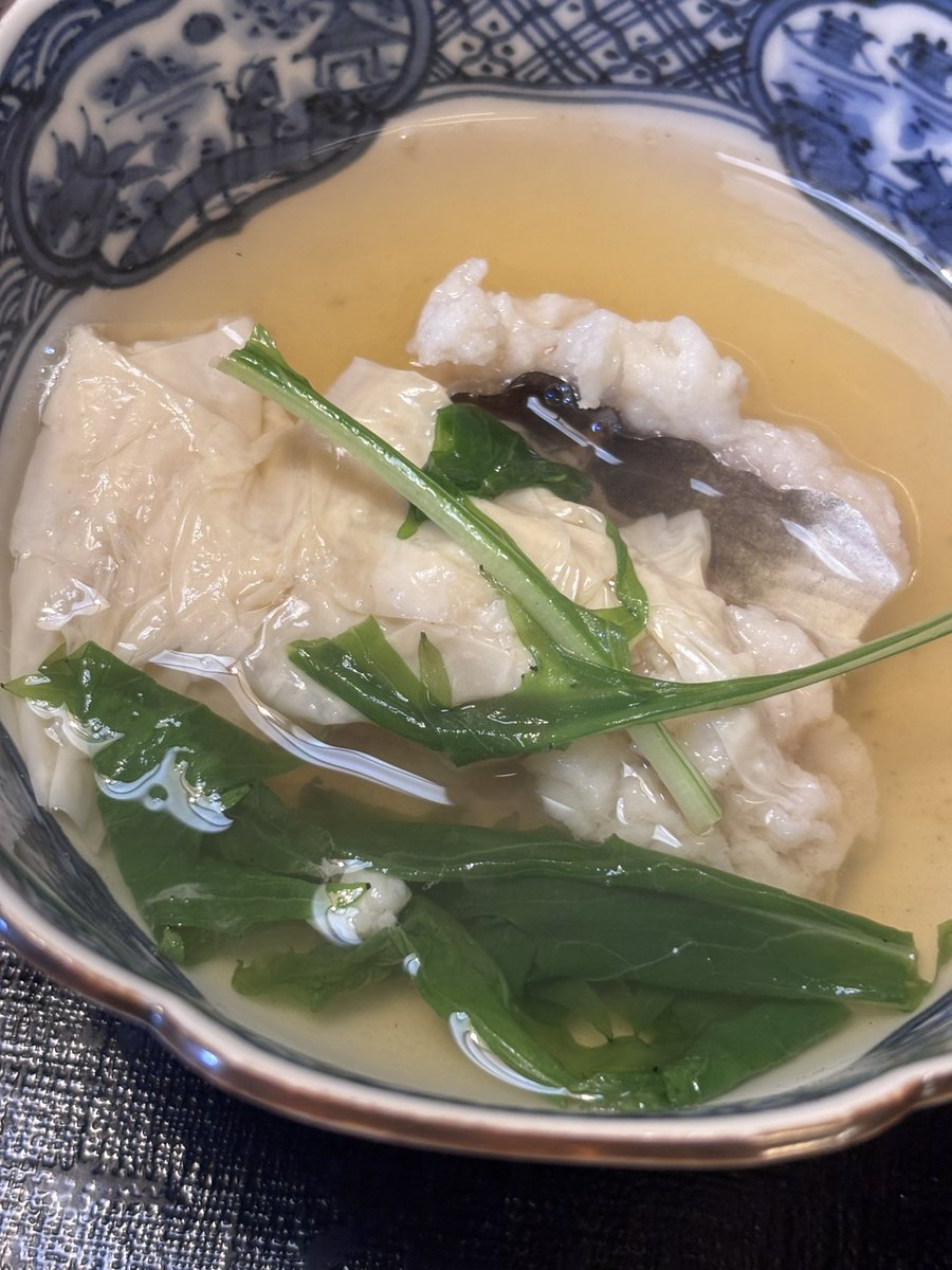 Vegetable_Jr's tweet photo. 鱧しゃぶは、出汁がよく出ていて汁が先ず美味しい。まだ早いから無いかなと思っていたが、松茸も登場。味の鱧と香りの松茸の組み合わせは鉄板。 https://t.co/feQucxilQP