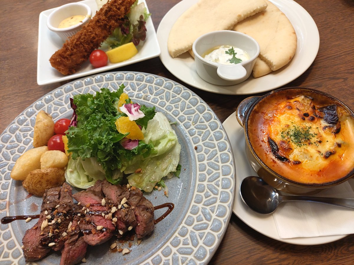 Meshiterosukiy's tweet photo. もうすぐ地中海フェアが終わるのでもう一度トマト＆オニオンにてピタパンを食べる。
バルサミコソースがかかったステーキサラダやムサカを包んでいただきました✨
うんめぇぇんだこれが！ https://t.co/WpbFLGhS8R