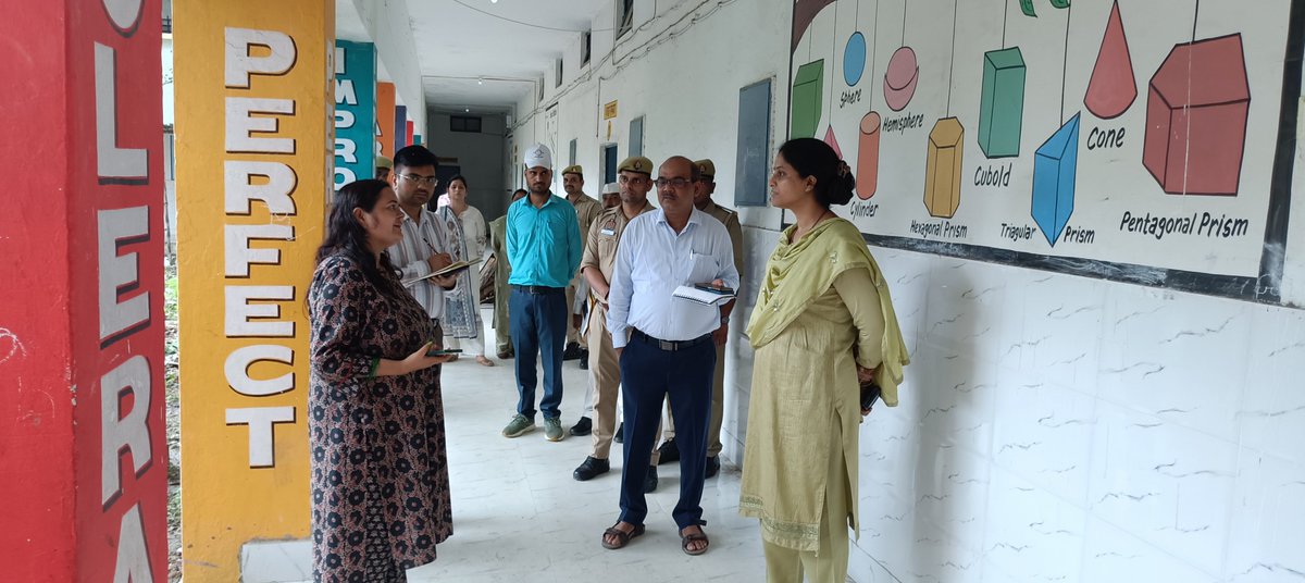 dmfatehpur's tweet photo. आज राजकीय बालिका इंटर कालेज का औचक निरीक्षण कर छात्राओं से वार्तालाप किया एवं  विद्यालय परिसर की साफ - सफाई,शौचालय की नियमित साफ - सफाई तथा पठन-पाठन की गुणवत्ता बनाए रखने व आगे के भविष्य के लिए बच्चियों की कैरियर काउंसलिंग के लिए संबंधित को दिशा निर्देश दिए।@CMOfficeUP @ChiefSecyUP @UPGovt @InfoDeptUP @CommissionerPrg