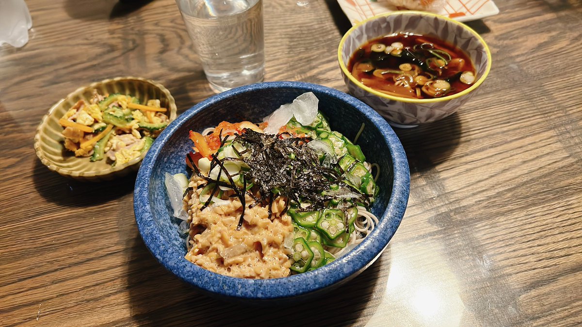 _miue_'s tweet photo. ねばねばお蕎麦めっちゃお腹パンパンになる
旦那さんは豚肉のスタミナ炒めで
娘は具沢山ミネストローネ
息子は味ご飯のおにぎりとチーズ巻きつけてチンしたハイカロリーフランクフルト

みんなご飯バラエティ豊かや🥰 https://t.co/kz3N47TkUJ