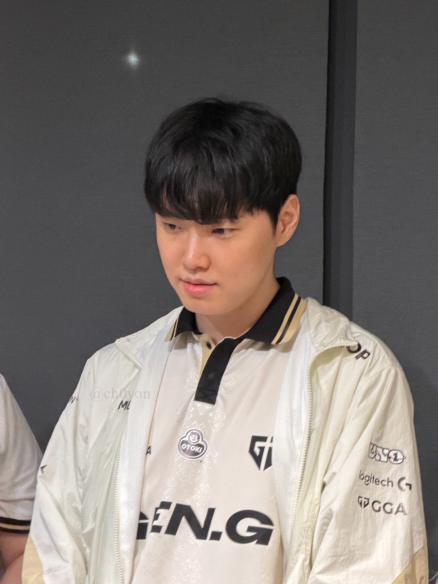 ch0yon's tweet photo. 😐 ☺️ #Chovy https://t.co/U8Y5O5J37e