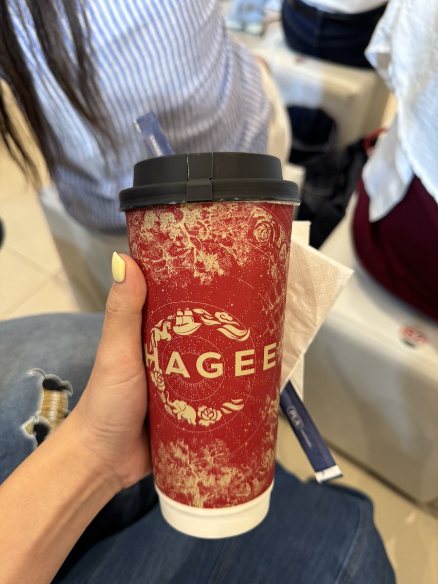 4_everfreen's tweet photo. ☁️: เท่าไหร่จ๊ะ แม่ค้า 
🌷: 800 จ๊ะ 

แม่ค้าสวยขนาดนี้ ขายแพงกว่านี้ก็ไม่ว่าค่ะ😖

FREEN X CHAGEE EVENT
#CHAGEEwithFREEN
#srchafreen https://t.co/oIjR5PkCTi
