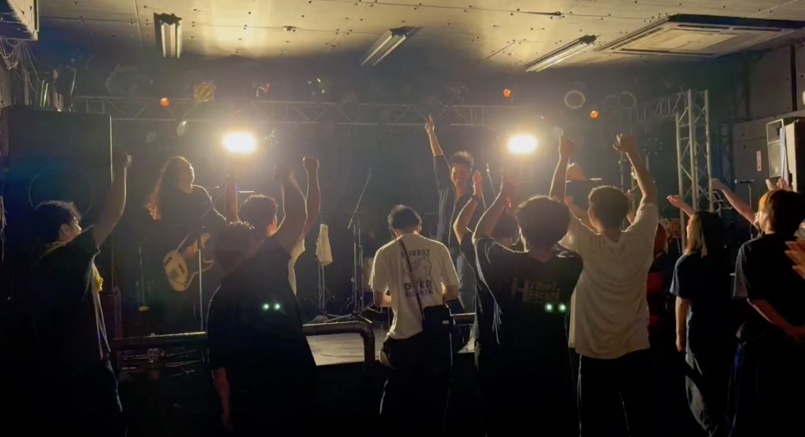 the_b3_official's tweet photo. 遅ればせながら！
2026.8.16
島根 松江B1
ありがとうございました！
物販もめっちゃ買ってもらって感無量でした！！
また行かせてください😭

1.蒼い歌
2.レッツゴーb
3.バカ
4.夏が来るたび
5.こんなもんじゃねぇ

#パンクロック #青春パンク #邦パンク #bbb #ビービービー https://t.co/ddc0xlplvu