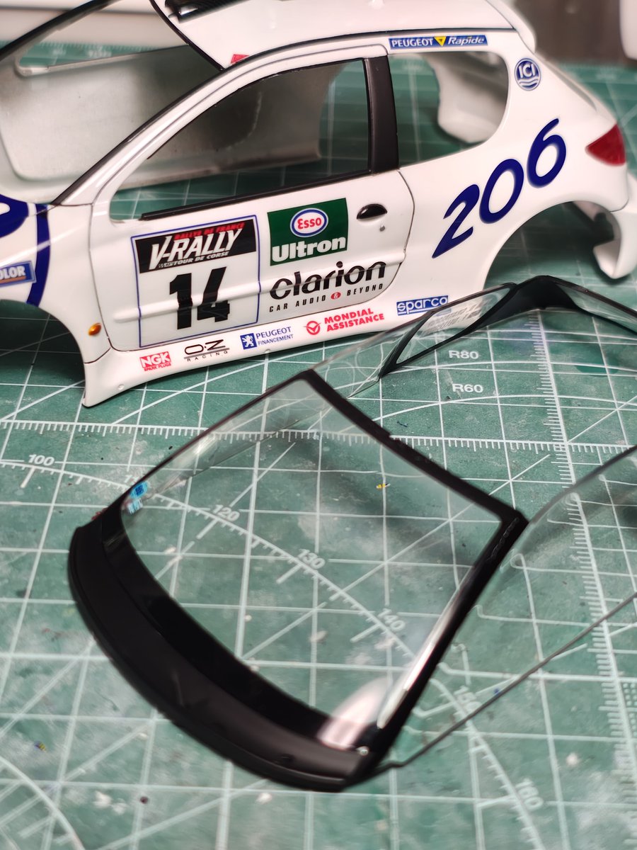 kunipper928's tweet photo. ゼッケン部分の修復を終え、後はくっつけるだけだー♪というところで、フロントウインドウのハチマキのデカールが欠けてしまい、全部剥がしたの図_(:3」∠)_
カーモデルこしょてるといつも挫折しそげ、否、挫折してる＿|￣|○
もーちょい作業の精度を上げたい… https://t.co/paZECd0OLR