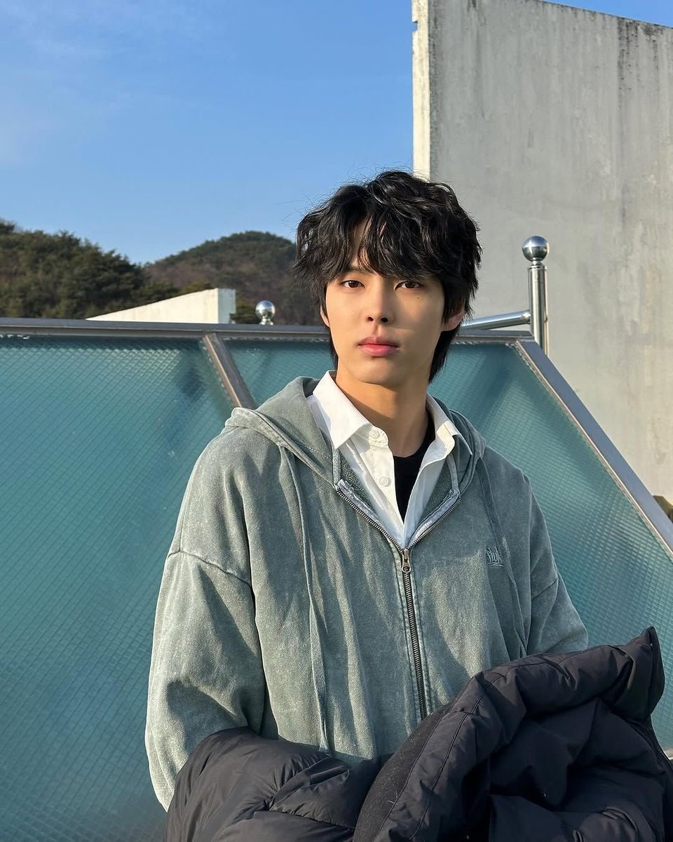 562side's tweet photo. salah satu knetz bilang kl cowok emang cuma mau temenan sama yang setipe aja

soalnya park yoonho ini udah 5x kerja bareng sama hong minki tp tetep nggak masuk ke circle pertemanan dia https://t.co/DybC1l6S0t