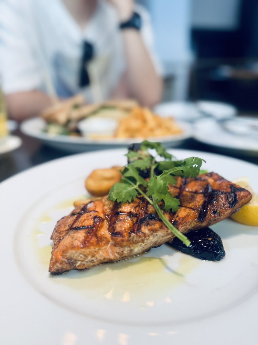 hanedablog's tweet photo. LUNCH☀️

📍T.Y. HARBOR／天王洲アイル

BBOサーモンのグリル、
ローストポテトと温野菜🥔

YUMMY！！(*•؎ •)♡ https://t.co/eSfWlwBXde