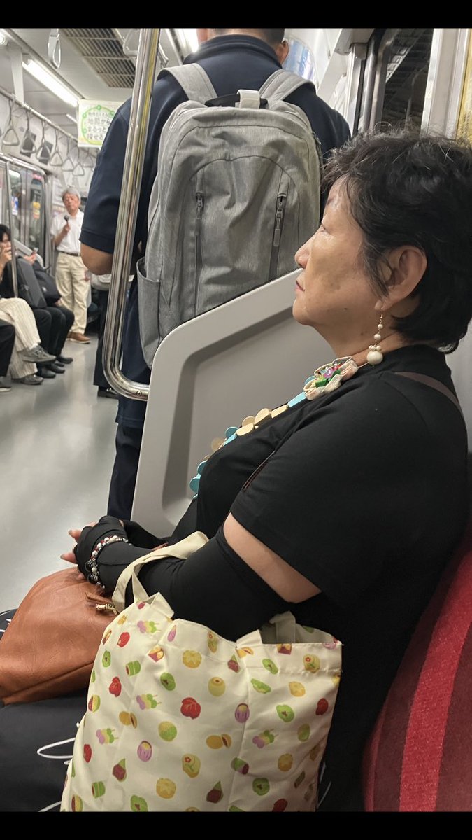 urasima_t's tweet photo. 隣に座らせまいと荷物で占有するババア。
＃電車マナー https://t.co/pt52cd1ruw