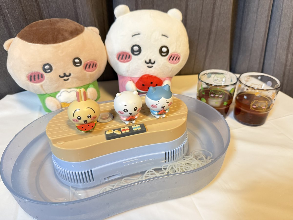 np4w8's tweet photo. そうめん食べる機会なかなかなくて念願の流しそうめん🫧

でも壊れてたのかモーター音がすごいだけで回らなかった(´･_･`)
ちいかわとくりまんじゅうと過ごす夏すっごい充実してる🙂‍↕️🌻 https://t.co/lJQBnuN7Jx