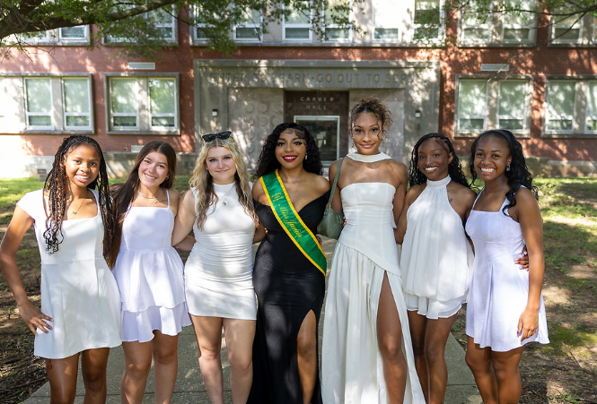 KyStateU's tweet photo. Welcome to the Hill 💚💛

#KYSU #KSU30 #ThorobredPride #FreshmanConfirmation https://t.co/pLSf9QypQR