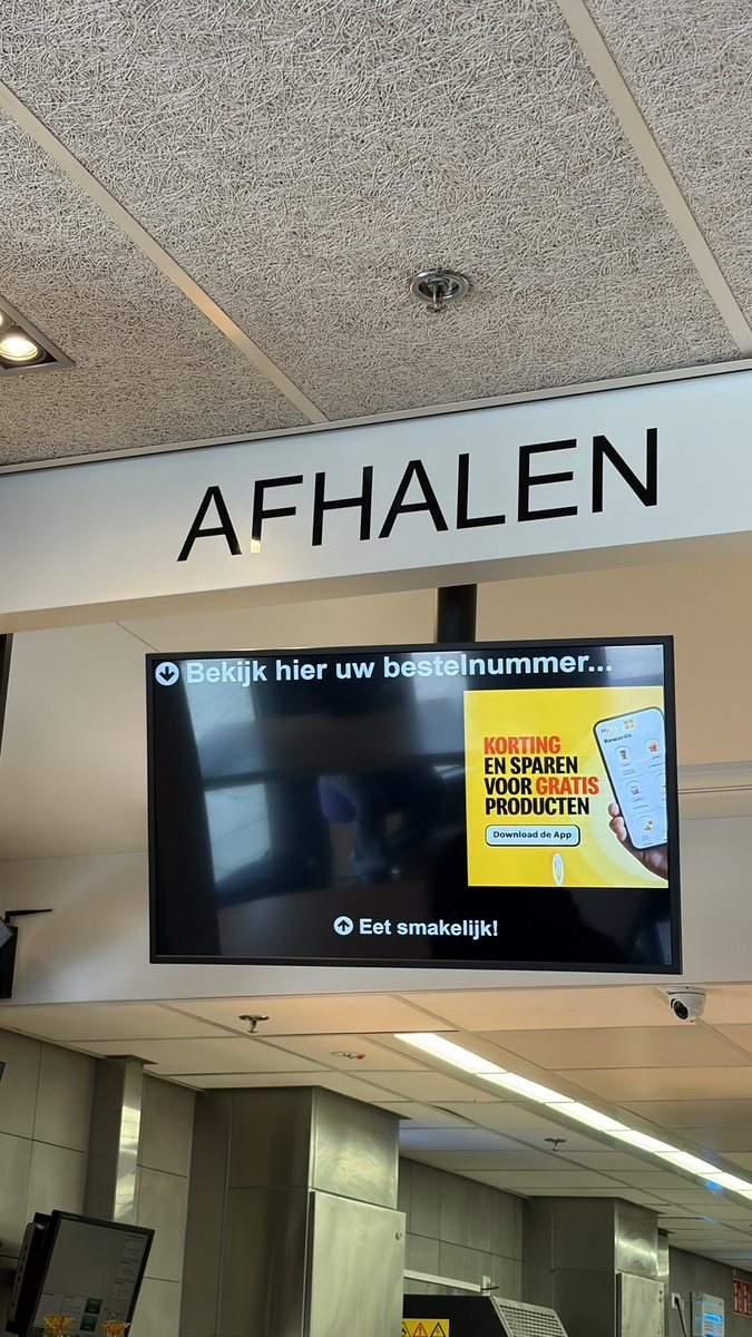 marcodejong's tweet photo. @mcdonaldsnl Waarom worden de bestellingen al ‘weggedrukt’, terwijl ze nog niet klaar zijn? https://t.co/NK7EZeq2JR