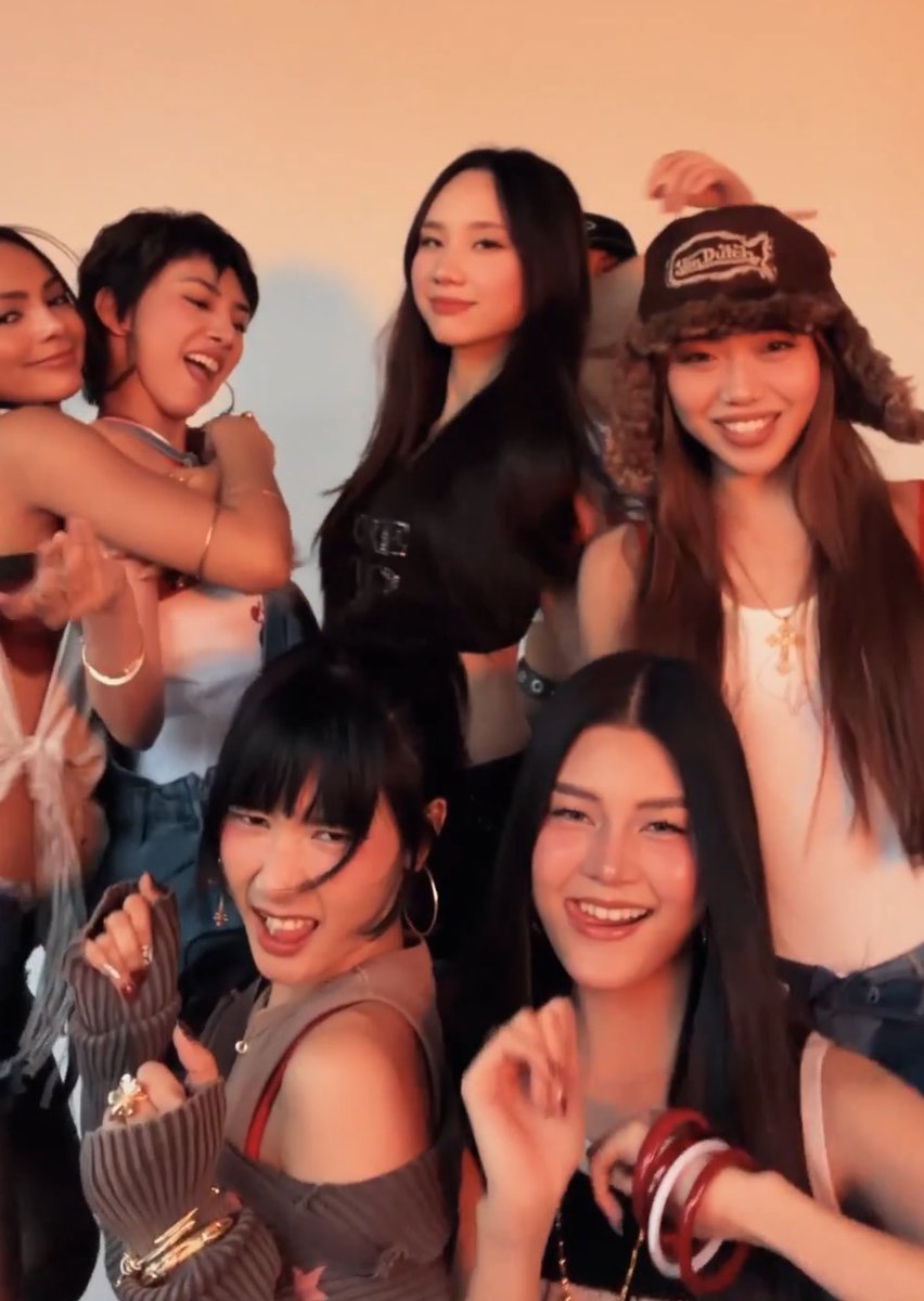 endlesslei's tweet photo. most chaotic but most charming girls! we love u 7!! ❤️‍🔥 https://t.co/iDIBnJzkQT
