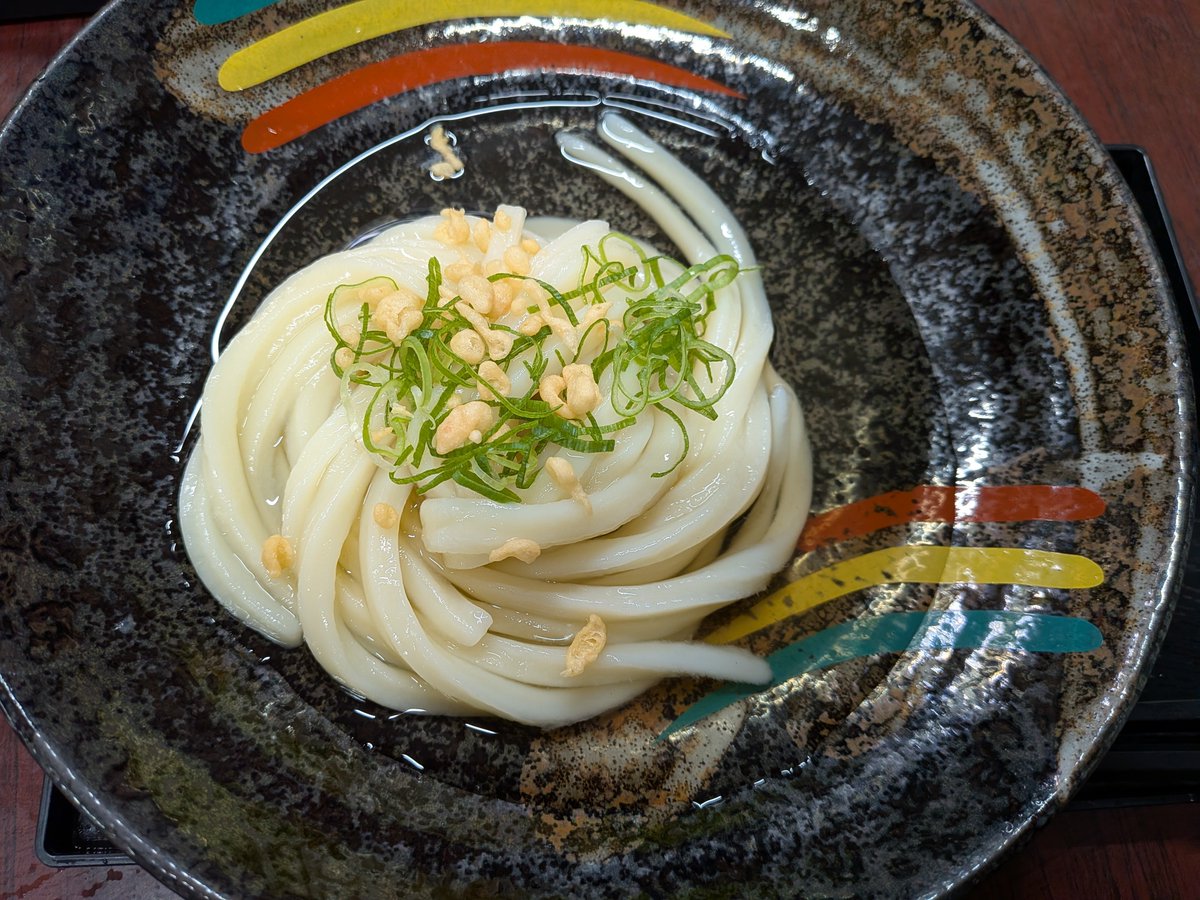 nino_kuro_m's tweet photo. お昼は、1時間しか営業してない日の出製麺でうどん食べてきたよ〜
ひやの小を2つで300円！安い！

ちょっと量少なかったので、帰りに私のイチオシ前田のコロッケを😋

コロッケ140円やからうどんと値段ほぼ一緒なことに今気が付いた https://t.co/yKtjQX6i6F