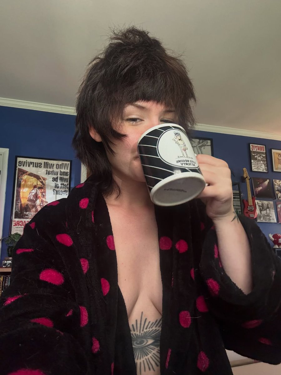annasexe6's tweet photo. There is SO much cat hair on this robe https://t.co/WINpLhykTb