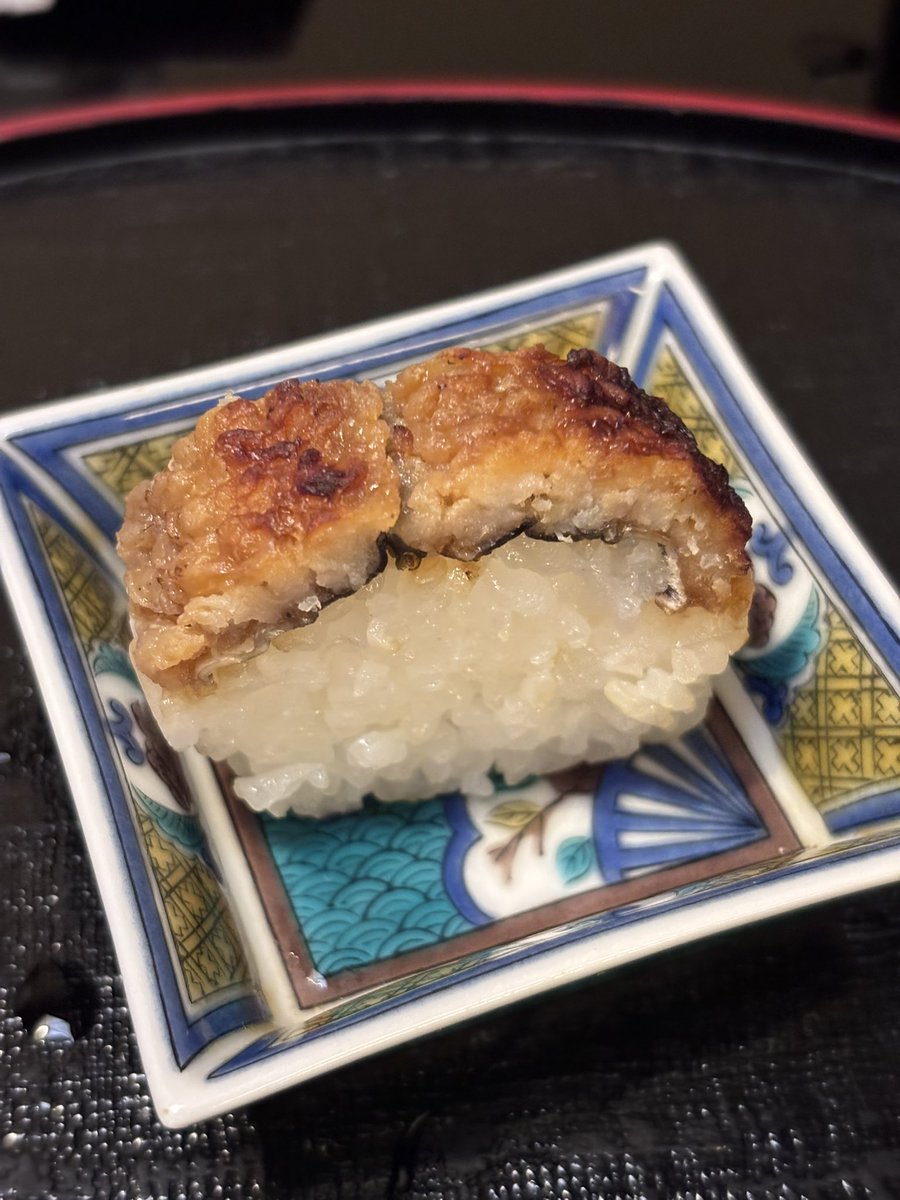 Vegetable_Jr's tweet photo. 鱧寿司は小ぶりで、お腹が膨れてきているが一口は食べたい時にちょうど良いサイズ。
〆は煮麺と雑炊の両方。鱧出汁を最後まで余すことなくいただく。雑炊のおかわりが大ボリュームで、二人ともお腹いっぱい。
最後の果物は、すいかとぶどう。
今年の夏も鱧を堪能出来て満足。 https://t.co/Enp9k99tFR