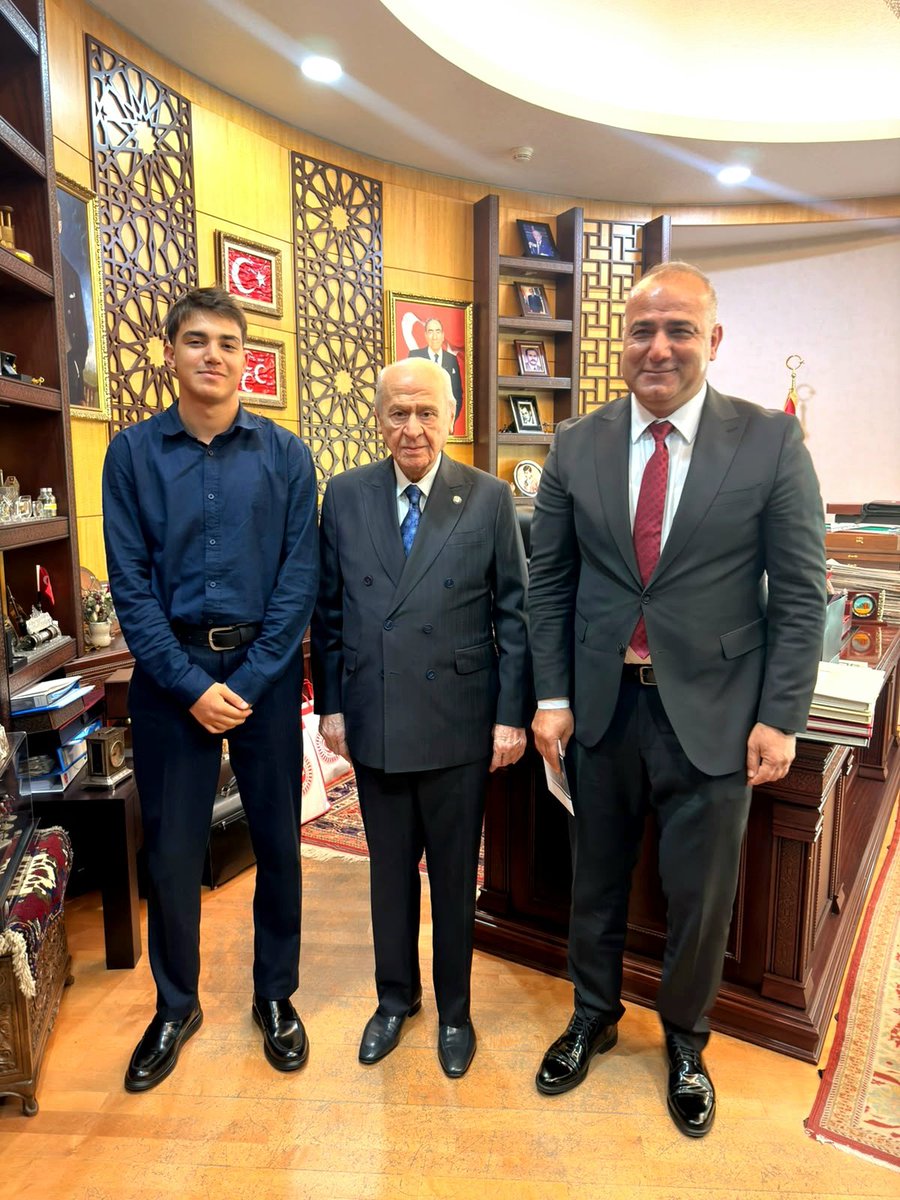 01_mhp's tweet photo. Türk Dünyasının Bilge Lideri, Genel Başkanımız Sayın Devlet Bahçeli Beyefendi’yi Genel Merkezimizde ziyaret ederek; tamamladığımız İlçe Kongrelerimize ilişkin hazırladığımız raporu arz ettik.

5 Eylül’de gerçekleştireceğimiz 15. Olağan Adana İl Kongremiz öncesinde, Liderimizin emir ve talimatlarını, Adanalı hemşehrilerimize selamlarını aldık.

Ziyaretimizde, İl Başkanımız Sayın Hakan Yıldırım’ın kıymetli evladı Recai Yıldırım da hazır bulundu.

Bilge Liderimiz Sayın Devlet Bahçeli Beyefendi’nin gösterdiği istikamette; birlik ve beraberlik içerisinde, teşkilatımızın her kademesiyle Adana için, davamız için durmadan, yorulmadan, canla başla çalışmaya devam edeceğiz.

Rabbim Liderimizi başımızdan eksik etmesin.

Var olsun Milliyetçi Ülkücü Hareket!

@dbdevletbahceli @MHP_Bilgi

#Mhp #DevletBAHÇELİ
#MhpADANA #HakanYILDIRIM