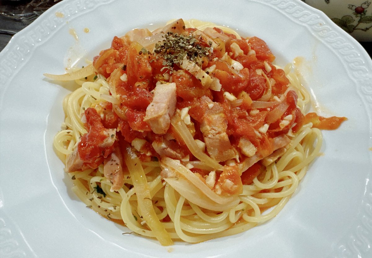 kabu1000's tweet photo. 今日はうちで取れたトマトを使ったトマトパスタ😊酸味と甘味が美味😋 https://t.co/ohuXSg5PLs