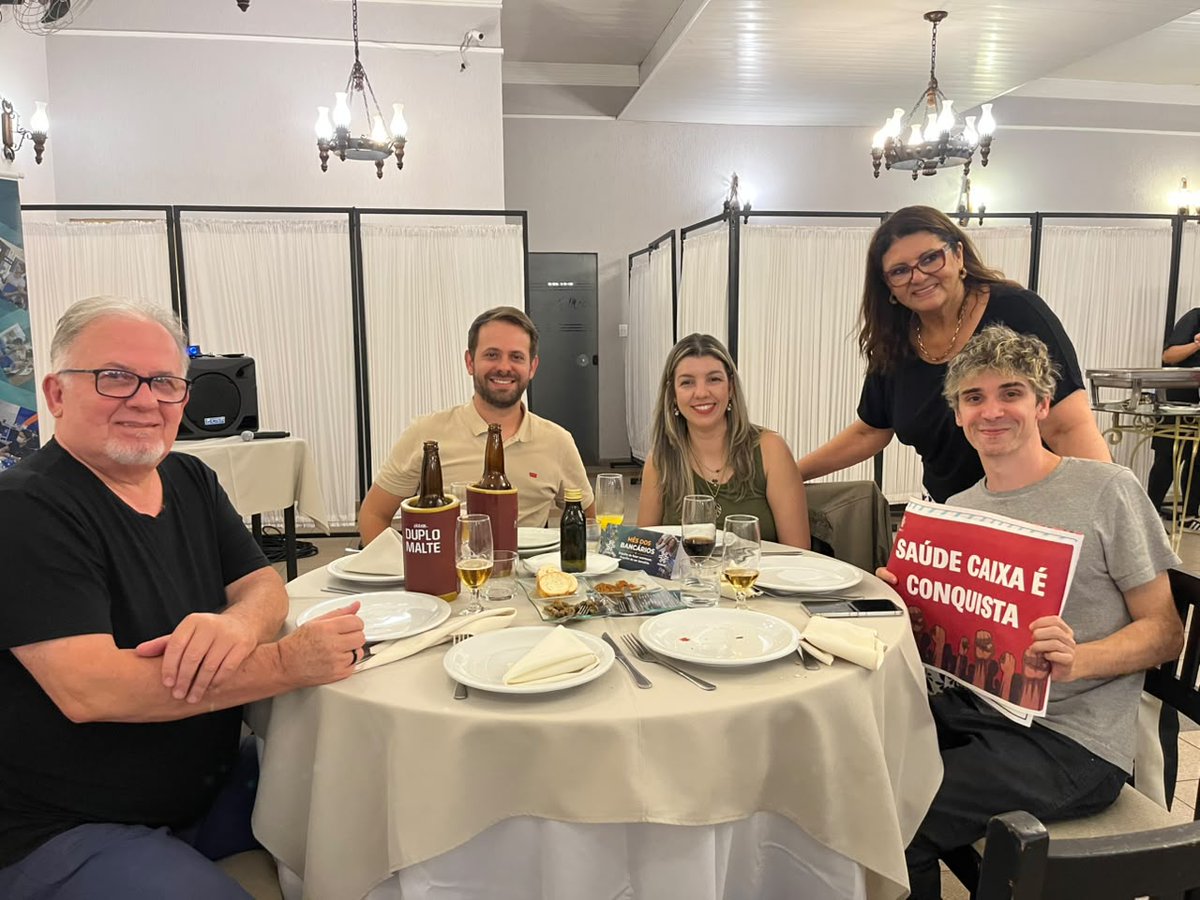 apcefsp's tweet photo. 🍕 Obrigado a todos que participaram da Noite da Pizza em Bauru para celebrar os bancários!

Uma noite para colocar o papo em dia  e entregar materiais com informações sobre a mobilização. ✊

#MêsDoBancário #ApcefSP #CampanhaNacional #EmpregadosCaixa #Bancários https://t.co/LkRoY3NTB1