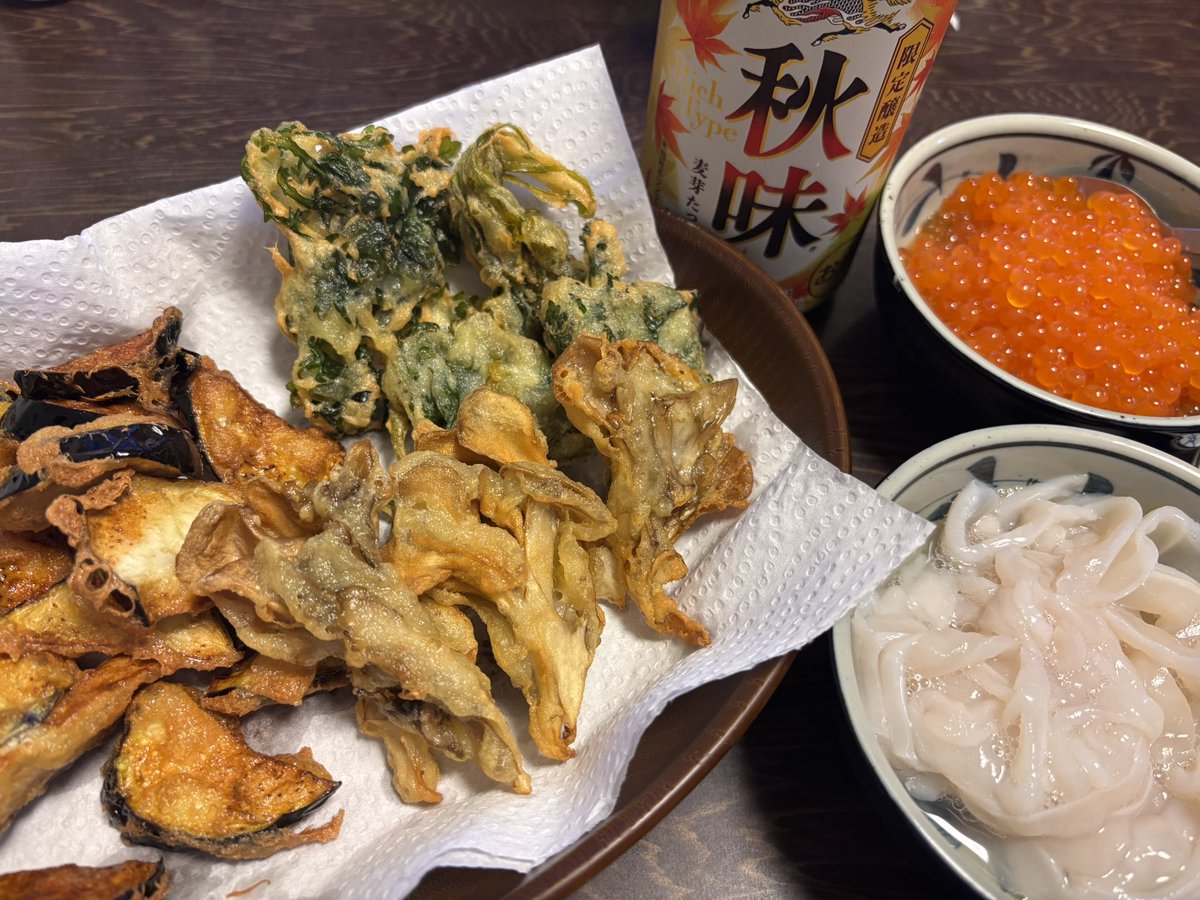 sherry___w's tweet photo. 今シーズン初秋味発見💡
自家製春菊／舞茸／ナスは豆腐衣で天ぷらに
豆腐衣、外サク中ふわでおいしい🤤
いくらとタコそうめんには日本酒を合わせます🍶

豆腐衣のレシピ、コレ↓でしっかり味つくからイイ感じ👍
絹豆腐150g、片栗粉大さじ3、白だし大さじ1、塩小さじ1/2 https://t.co/WM4xqyGLG4